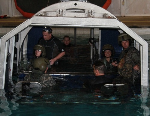 Binh sỹ làm việc trên các trực thăng quân sự Mỹ được đào tạo kỹ năng thoát hiểm khi trực thăng rơi xuống nước